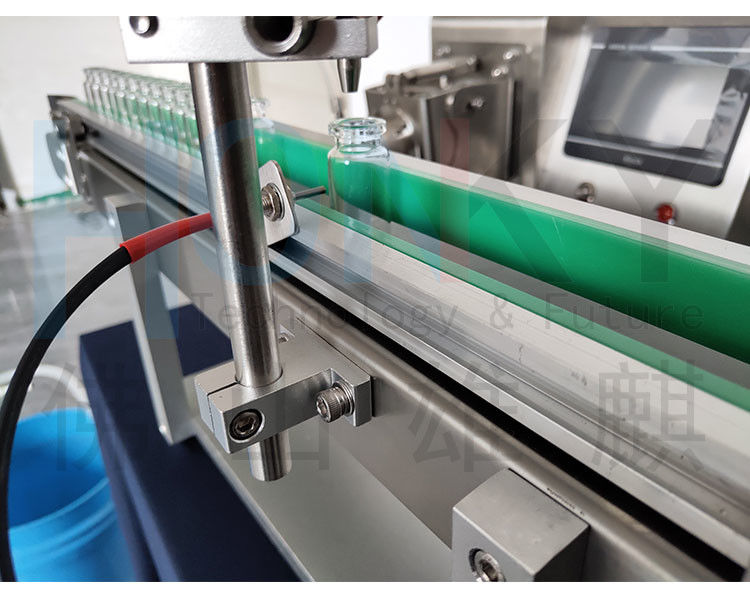 Macchina di riempimento di flaconi da 5 ml per desktop Piccola linea di riempimento con trasportatore di alimentazione delle bottiglie e Samll Bach per il riempimento dell'olio cosmetico