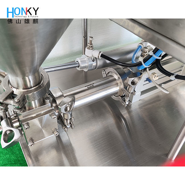 Piccolo lotto con trasportatore da scrivania Macchina di riempimento di bottiglie di crema bianca con pompa a pistoni in ceramica ad alta precisione per imballaggio cosmetico