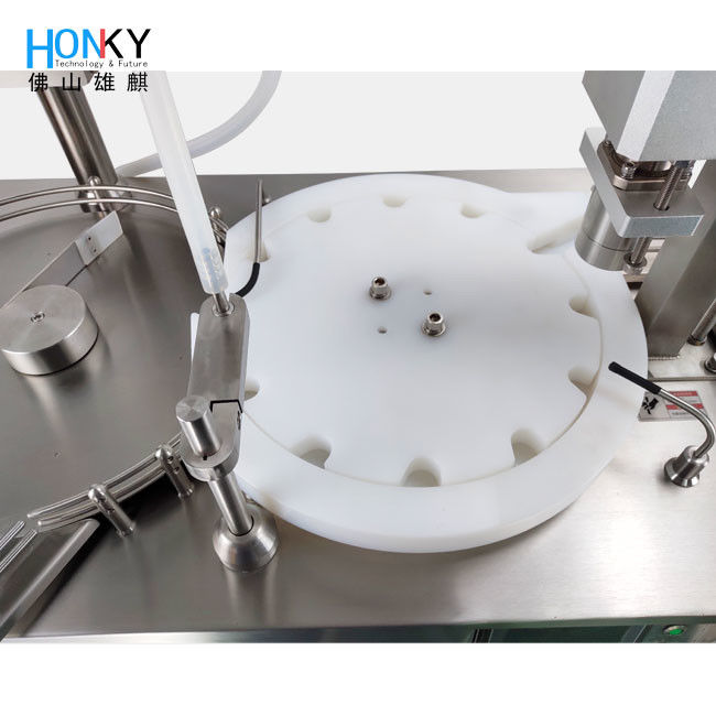 Laboratorio desktop che utilizza una macchina di riempimento e crimping per flaconcini da 5 ml con elevata precisione di riempimento per il confezionamento dei flaconcini