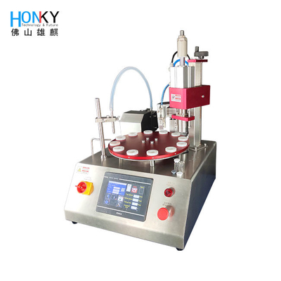 Piccole imprese su tavolo che utilizzano una macchina per riempire e ridurre i flaconcini da 5 ml con cambiamento di muffe di dimensioni multiple per olio liquido